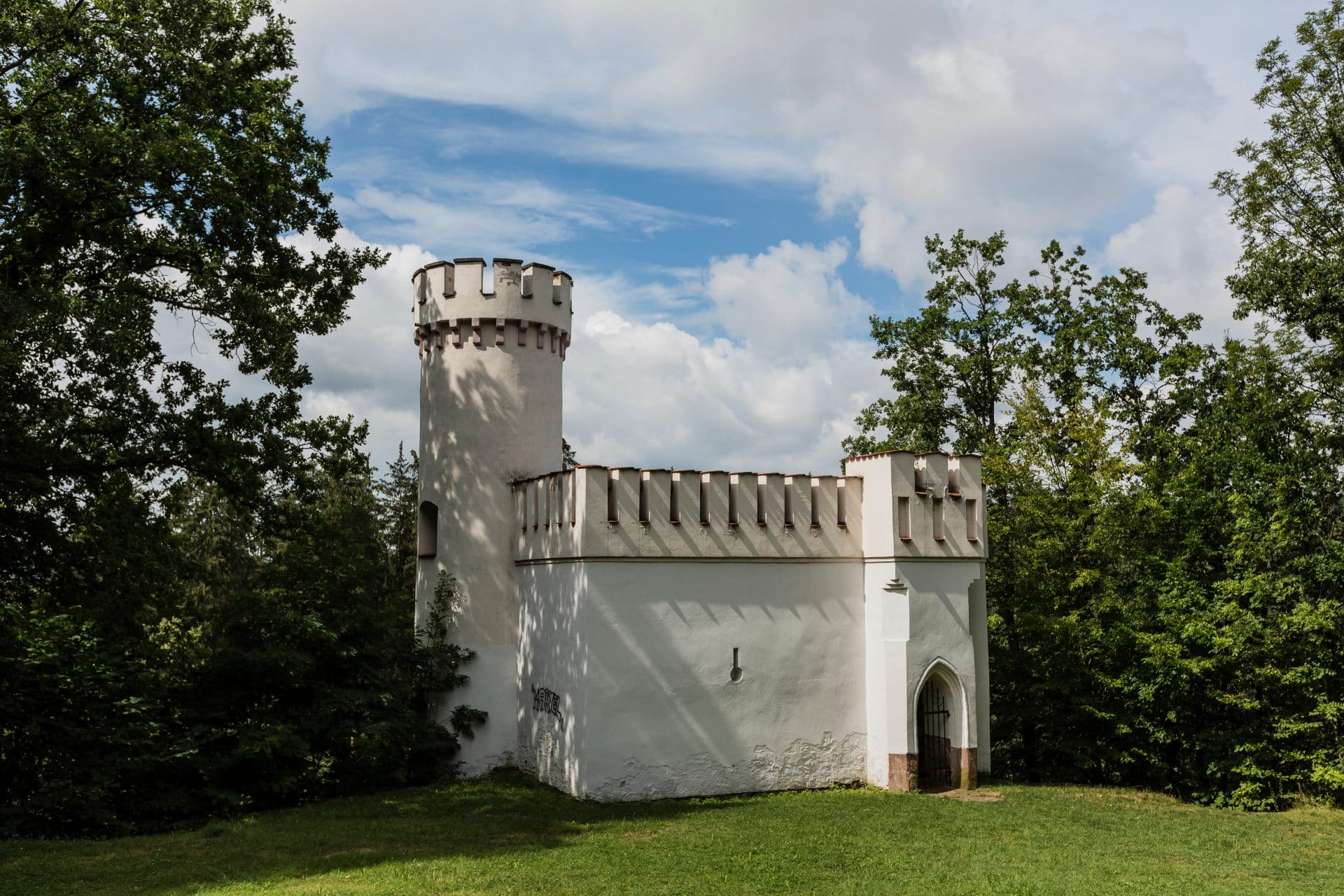 Starý hrad ve Vlašimi, romantická zřícenina s věží v zámeckém parku