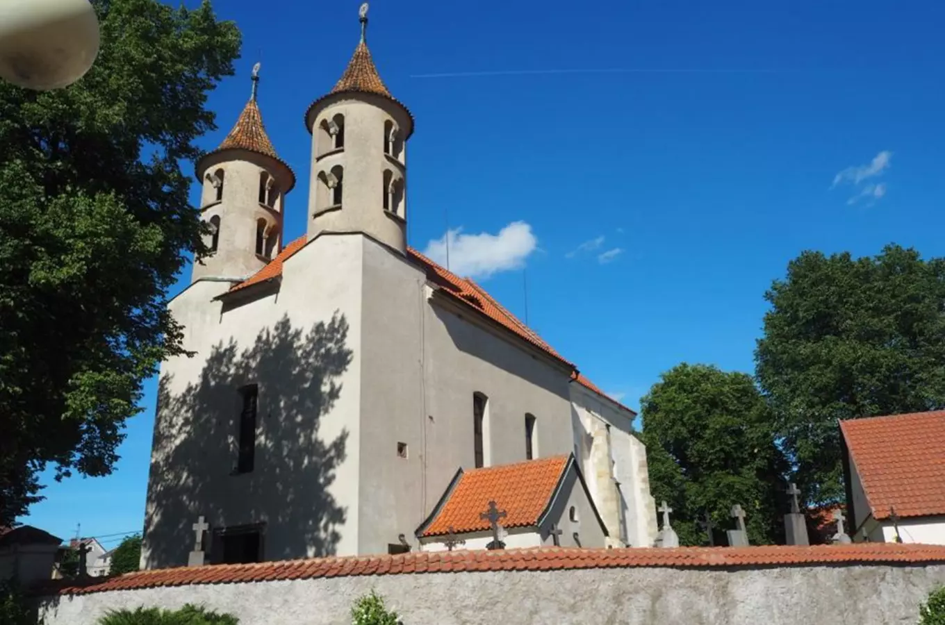 Kostel svatého Bartoloměje v Kondraci s dvojicí okrouhlých románských věží