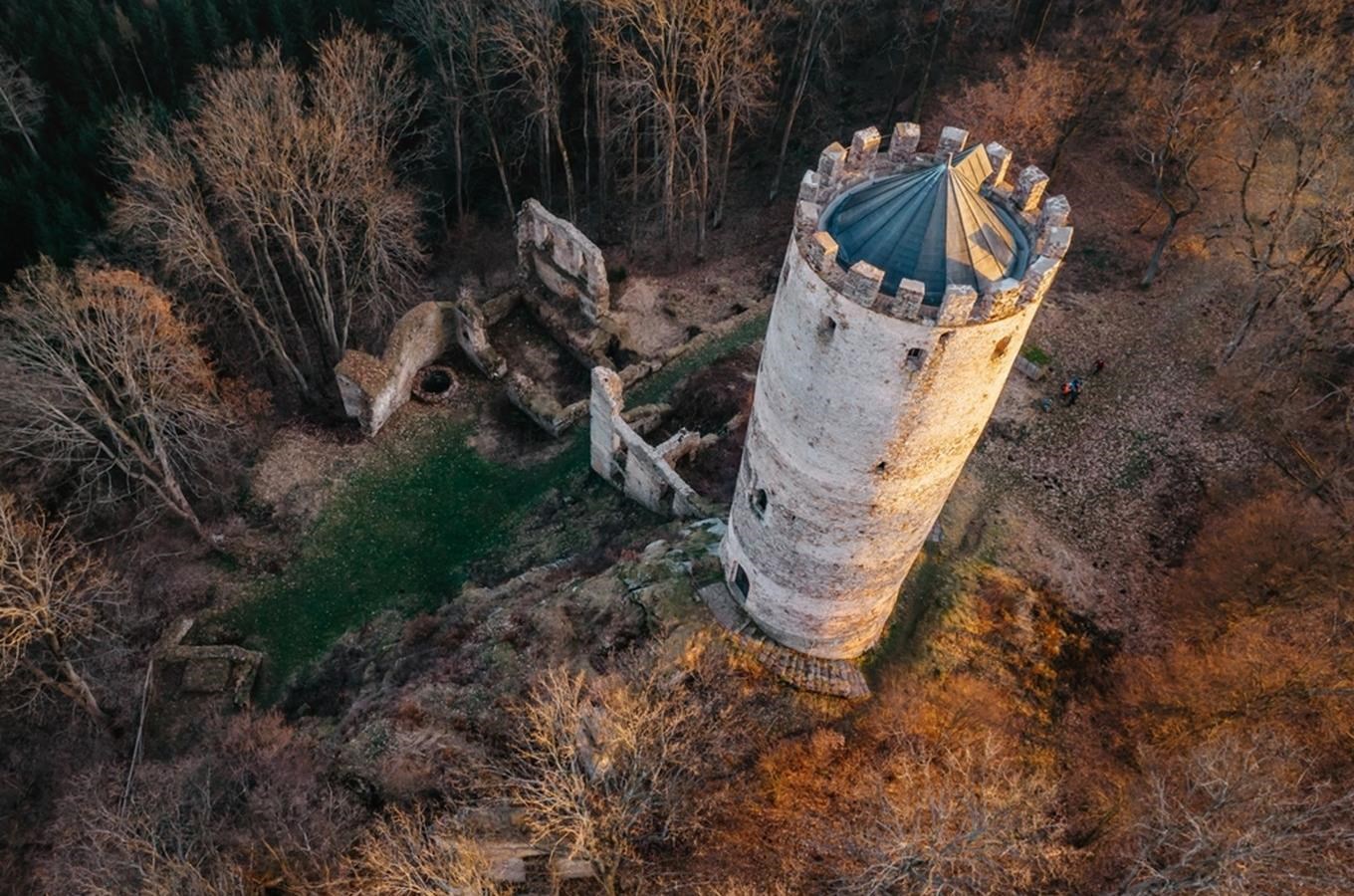 Válcová věž hradu Šelmberka u Mladé Vožice z výšky