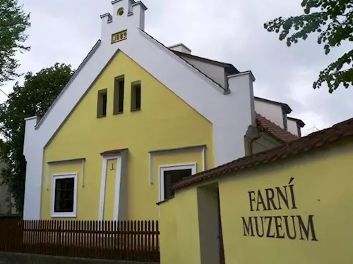 Budova Farního muzea v Kondraci se žlutou fasádou a nápisem Farní muzeum