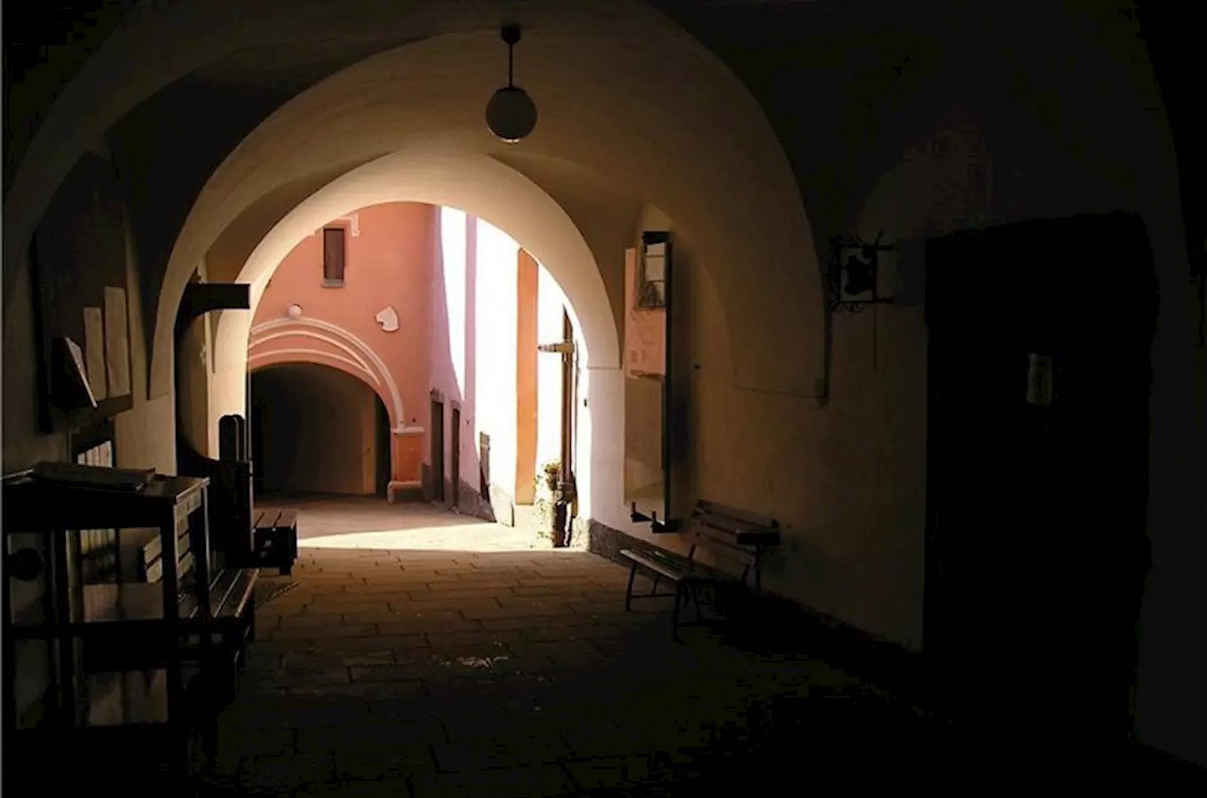 Klenutý vstupní průjezd zámku Vrchotovy Janovice s výhledem do růžového nádvoří