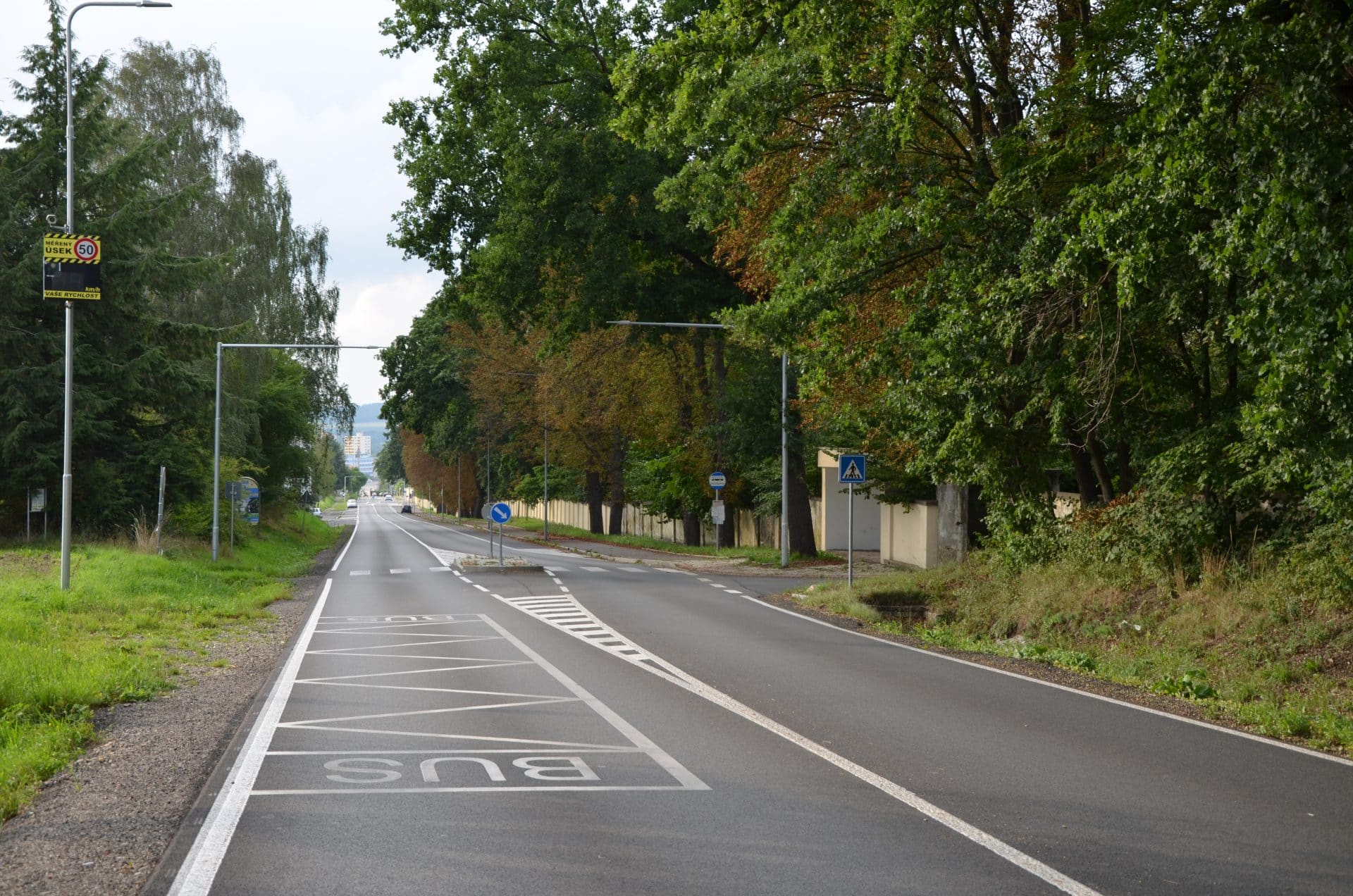 Vyhrazený autobusový záliv s nápisem BUS ve Vlašimi