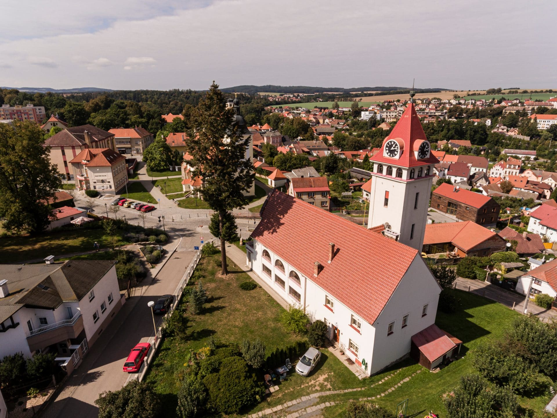 Letecký pohled na Husův sbor ve Vlašimi