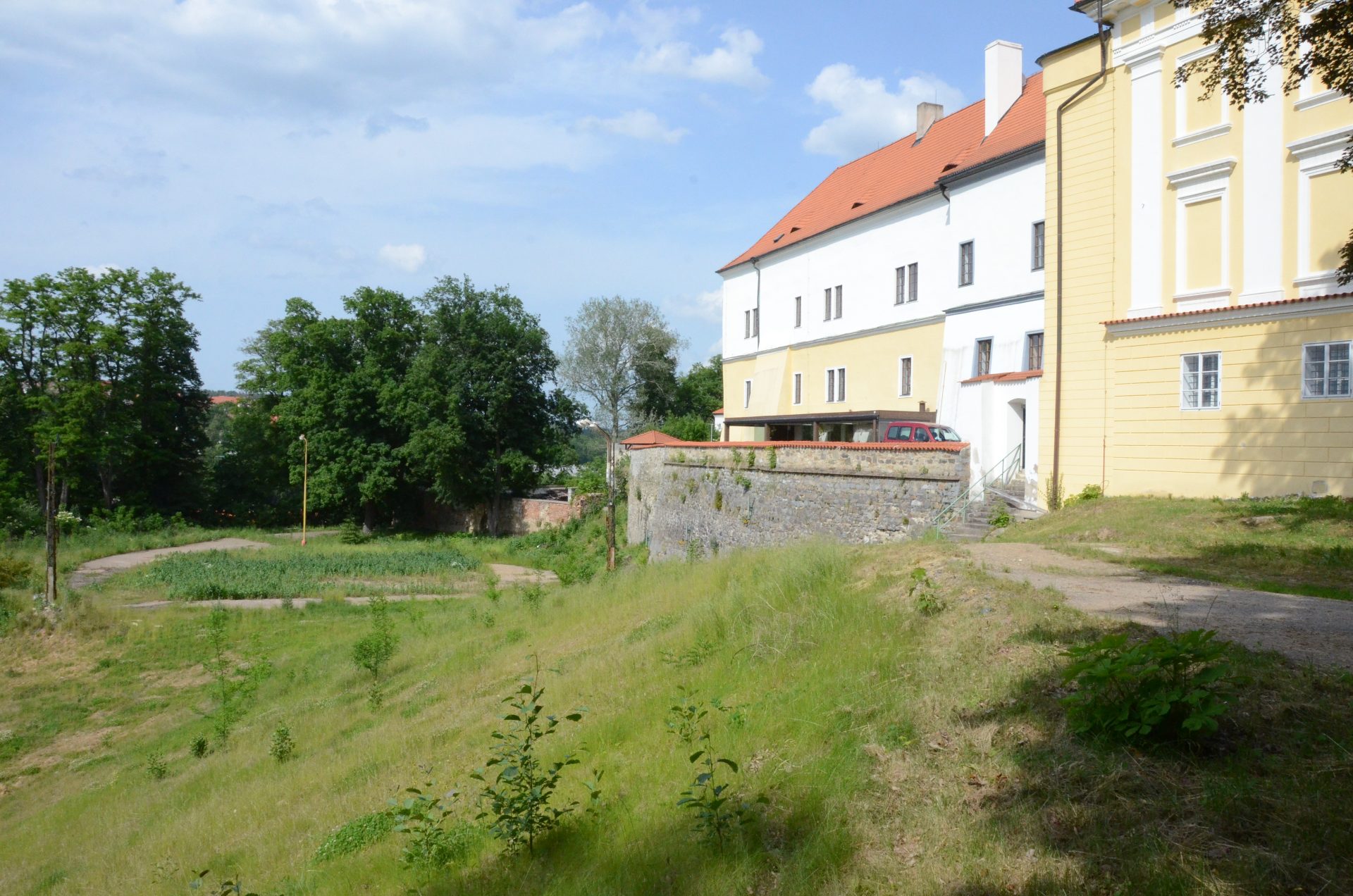 Exteriér vlašimského zámku nad kamenným opevněním