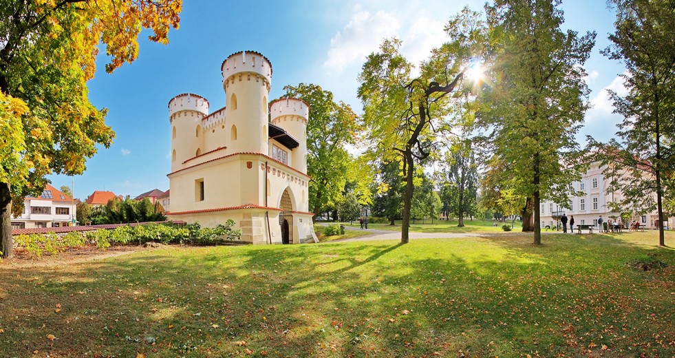 Vlašimská brána, novogotický vstup do zámeckého parku ve Vlašimi