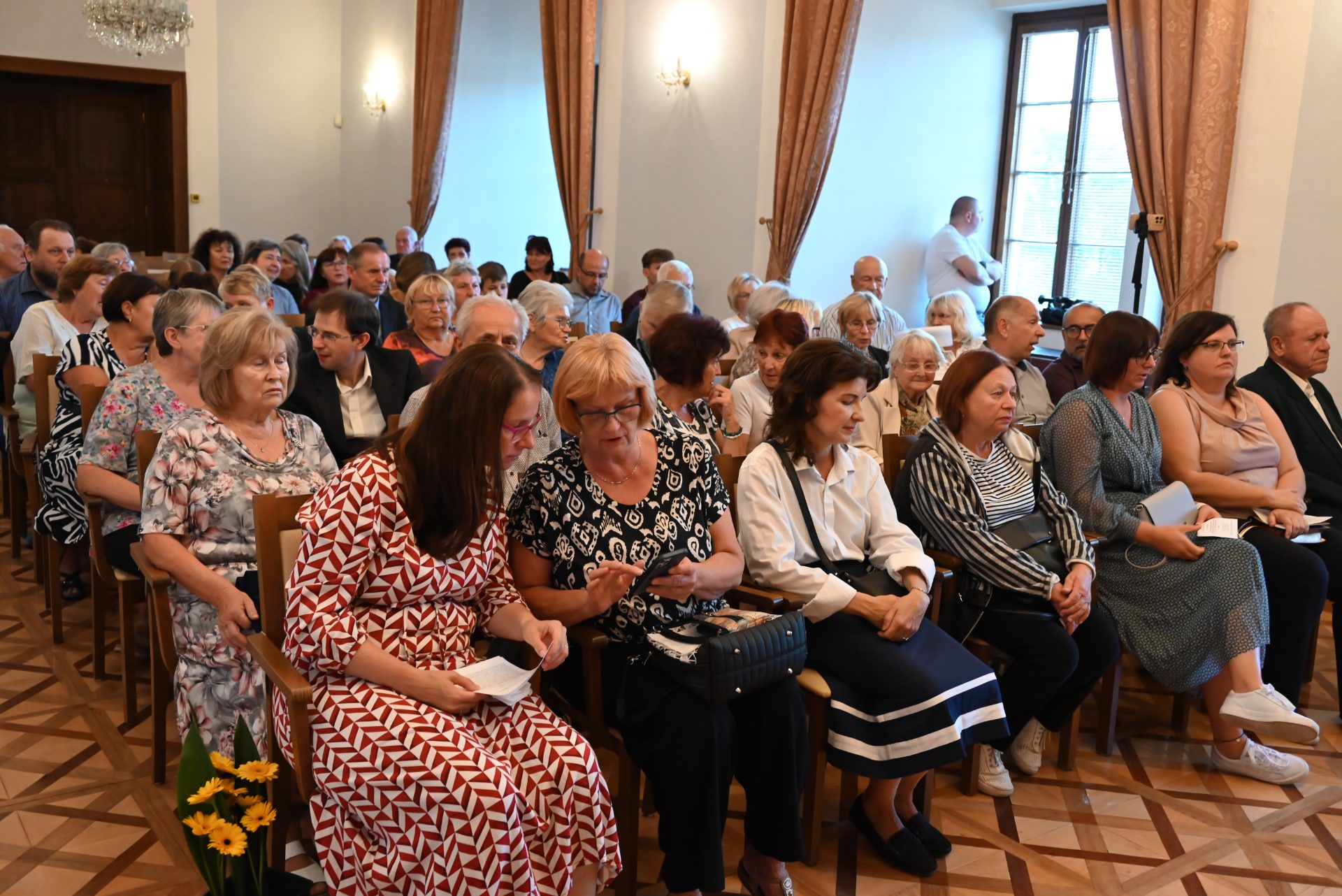 Posluchači na komorním koncertu v sále vlašimského zámku