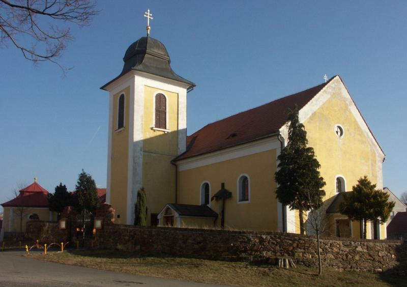 Kostel sv. Petra a Pavla ve Zdislavicích s věží a ohradní zdí
