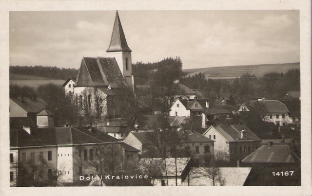 Kostel svatého Jana Křtitele ve starých Dolních Kralovicích na dobové pohlednici