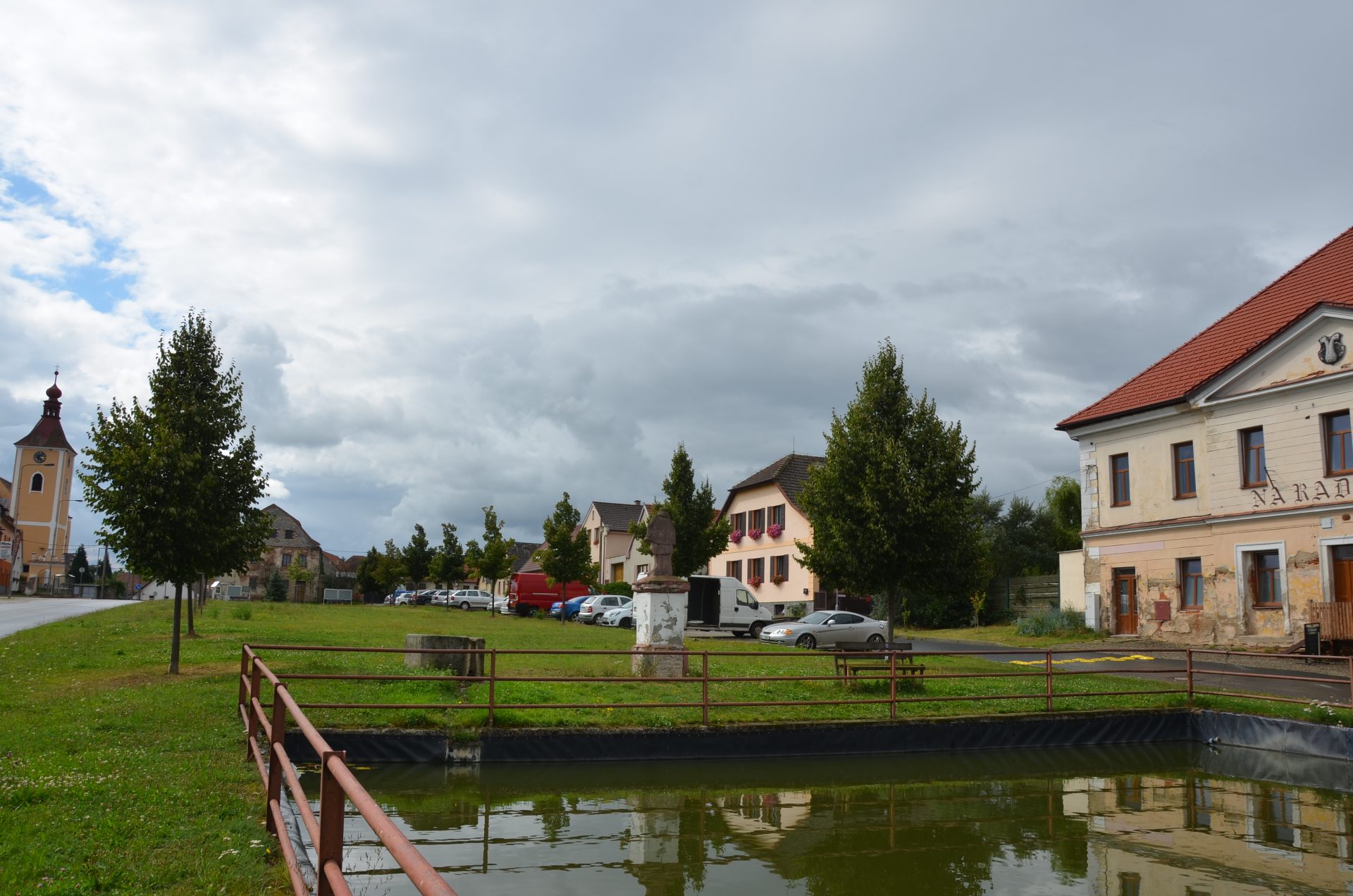 Náves v Domašíně s rybníkem a kostelem svatého Jakuba