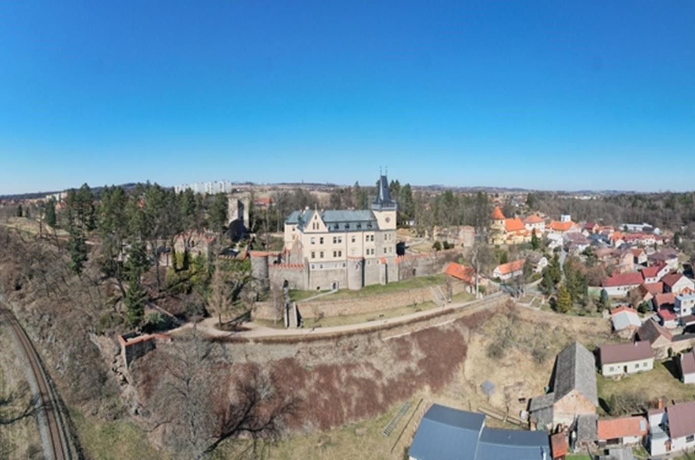 Letecký pohled na zámek a město Zruč nad Sázavou s tratí Posázavského pacifiku v údolí
