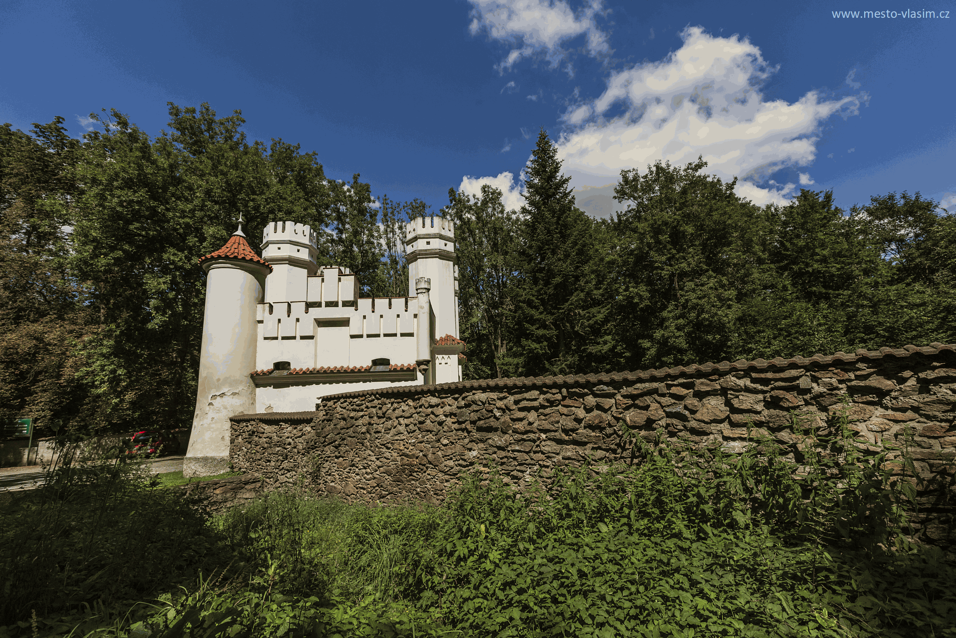 Star&yacute; hrad v z&aacute;meck&eacute;m parku ve Vla&scaron;imi