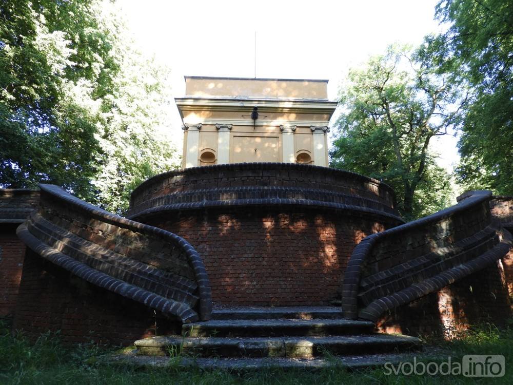 Loretánská kaple na vyvýšené terase s obloukovým schodištěm