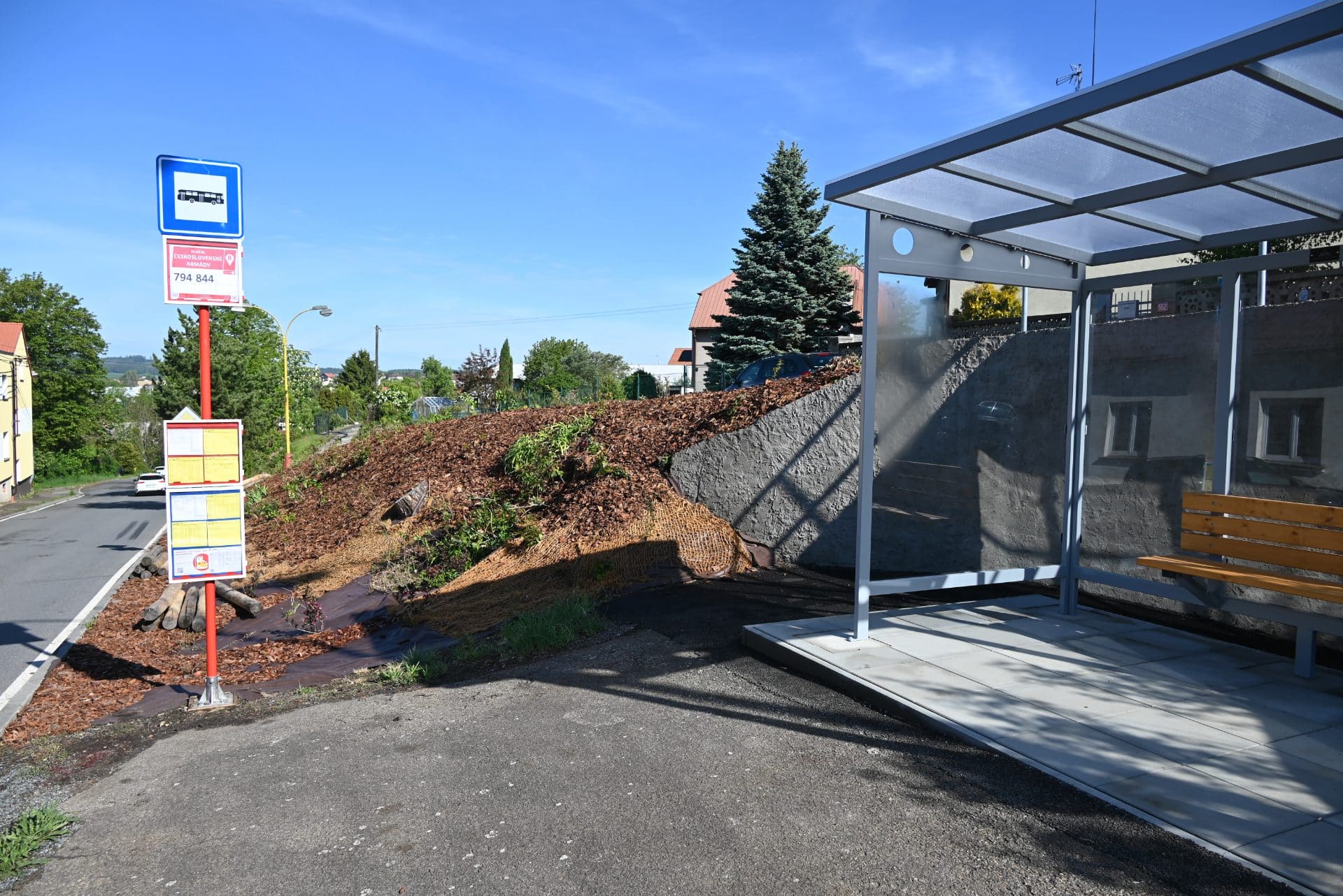 Nová autobusová zastávka v ulici Československé armády ve Vlašimi s čerstvě osázeným svahem