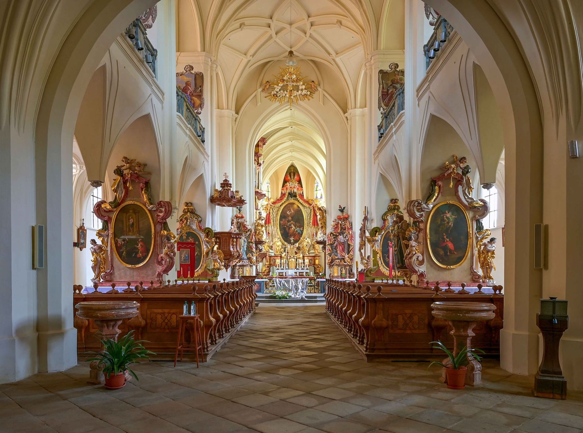 Interiér kostela v Želivě se Santiniho klenbami
