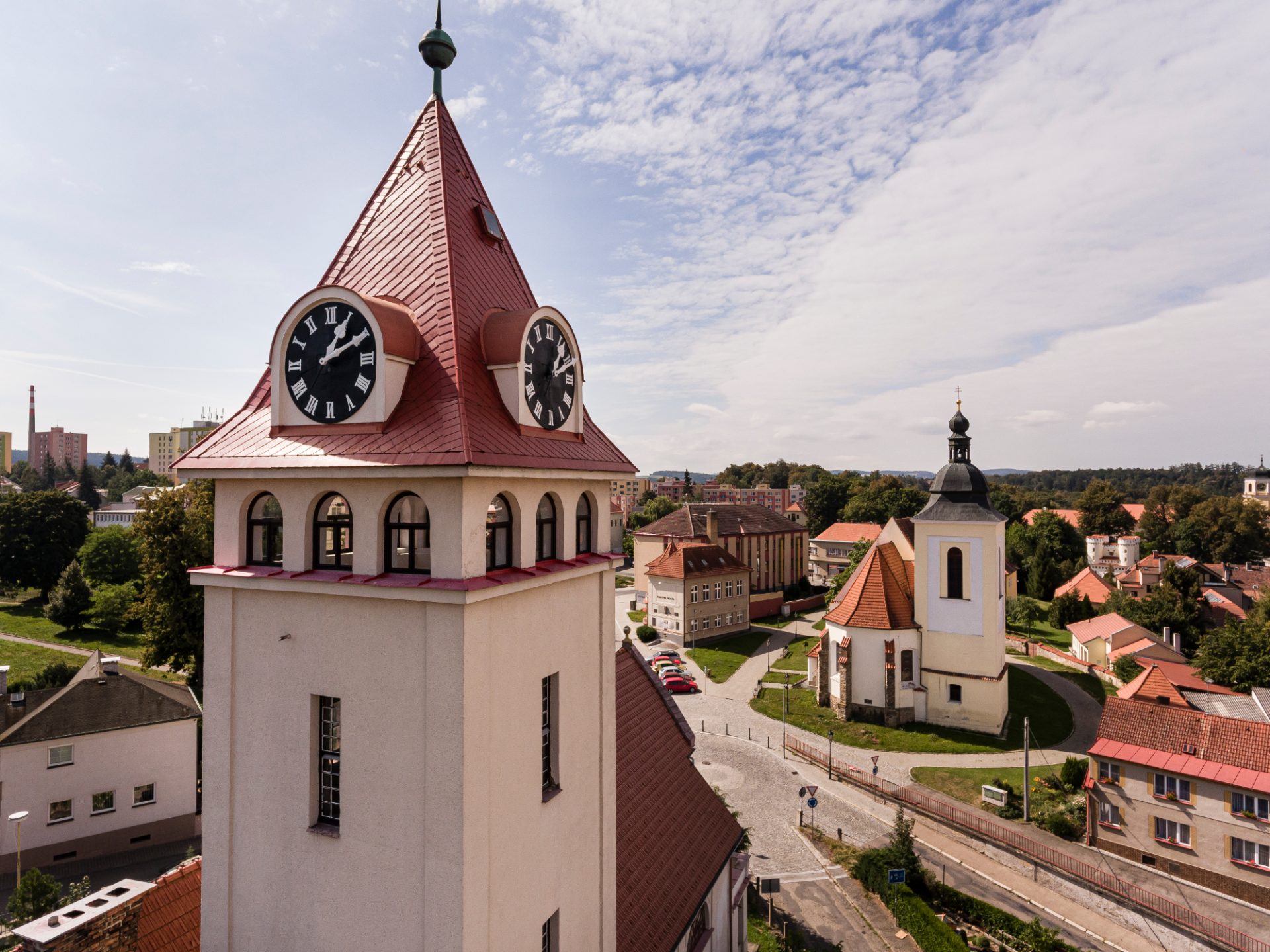 Věž Husova sboru ve Vlašimi, v pozadí kostel svatého Jiljí