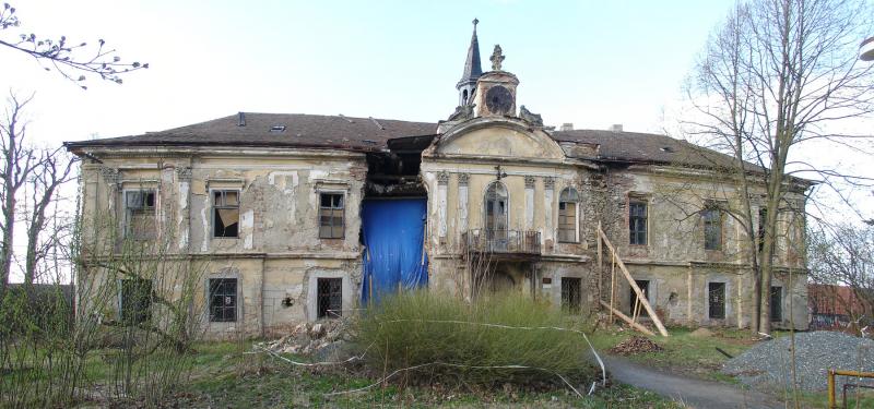 Průčelí zámku Pravonín ve zchátralém stavu