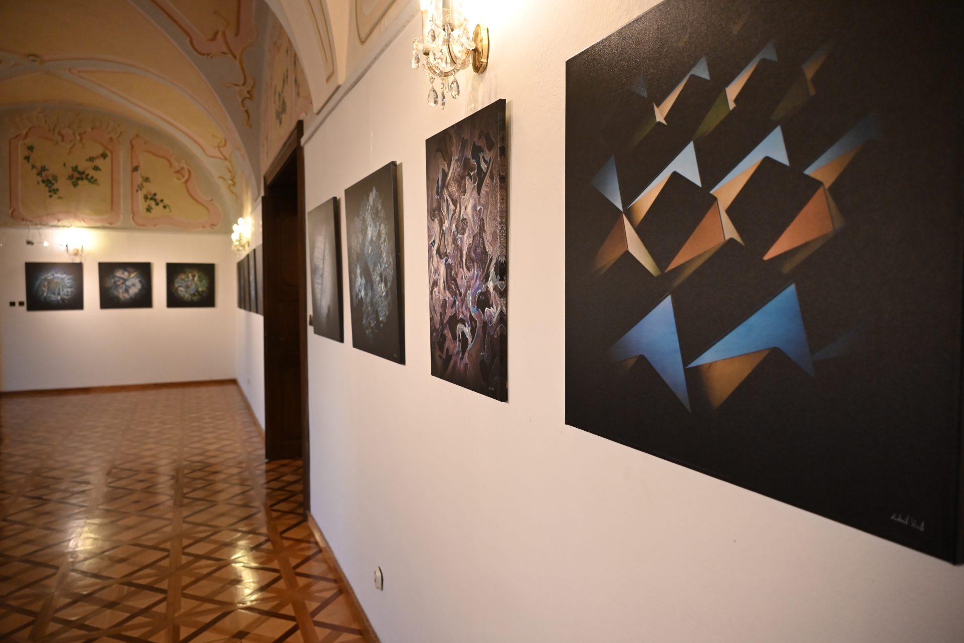 Sál galerie s obrazy pod klenutým stropem ve vlašimském zámku