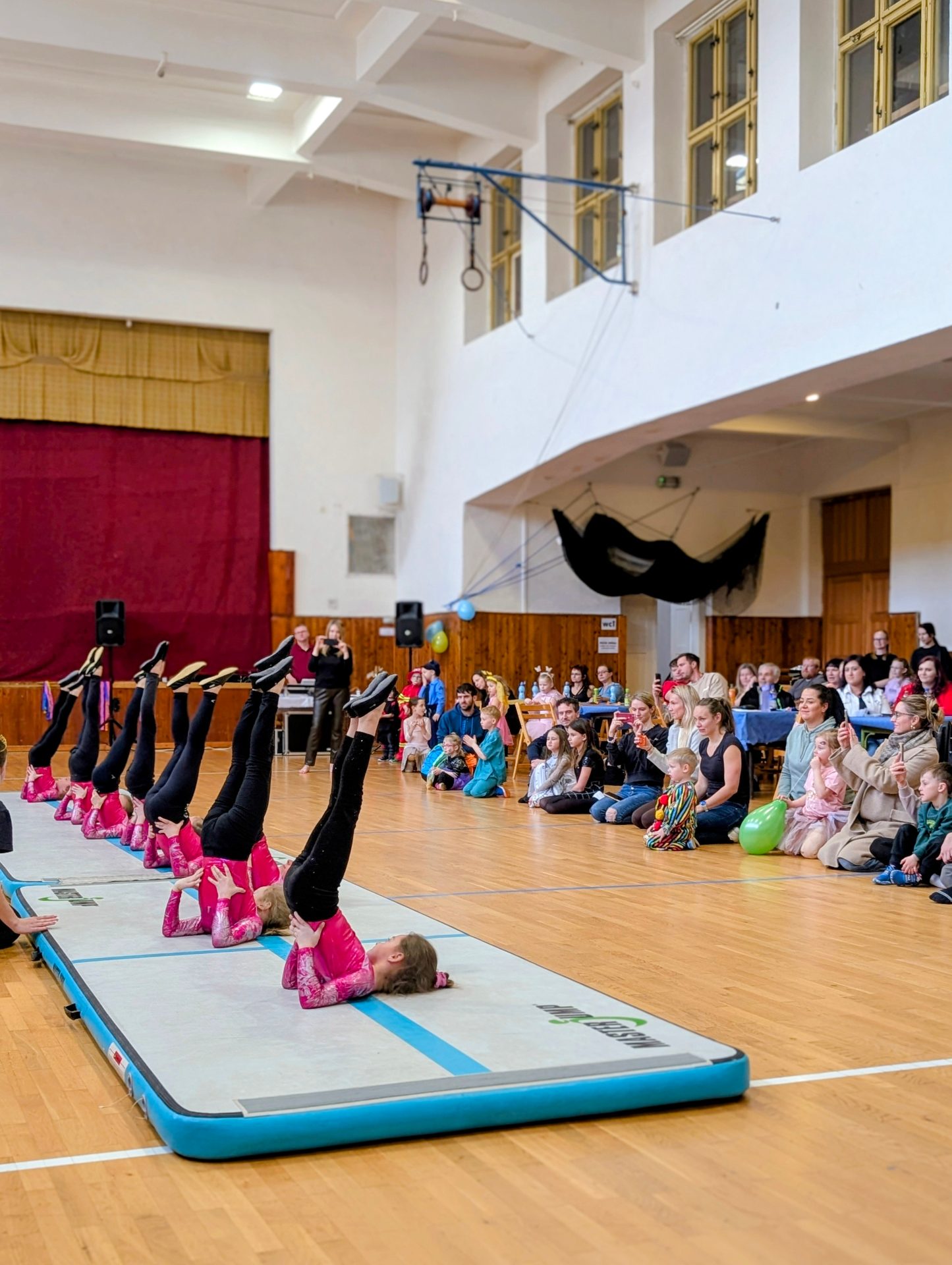 Gymnastické vystoupení dětí v tělocvičně TJ Sokol Vlašim