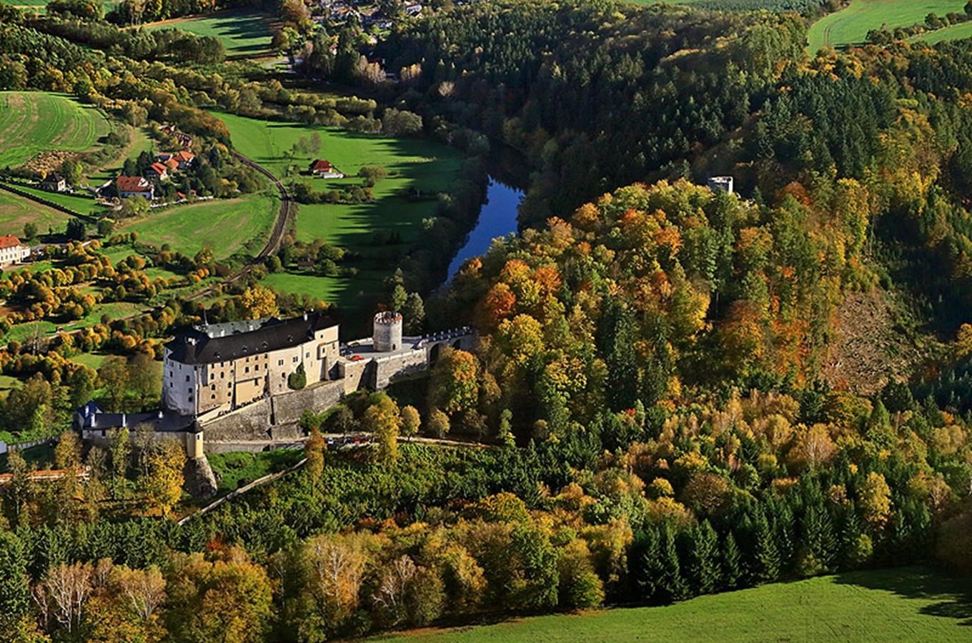 Hrad Český Šternberk nad řekou Sázavou z výšky, podzimní krajina