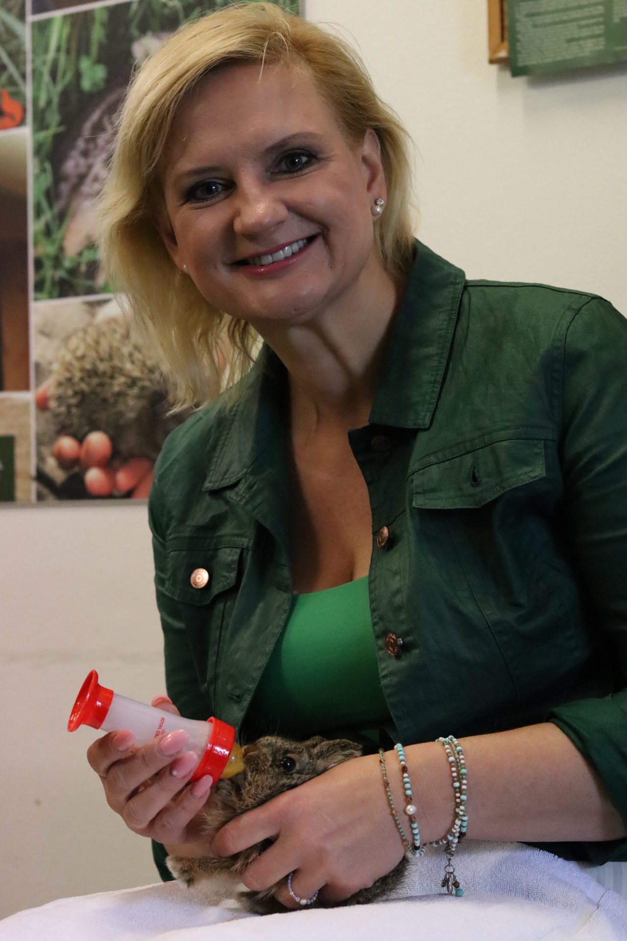 Krmeni mladete v Zachranne stanici pro zivocichy CSOP Vlasim