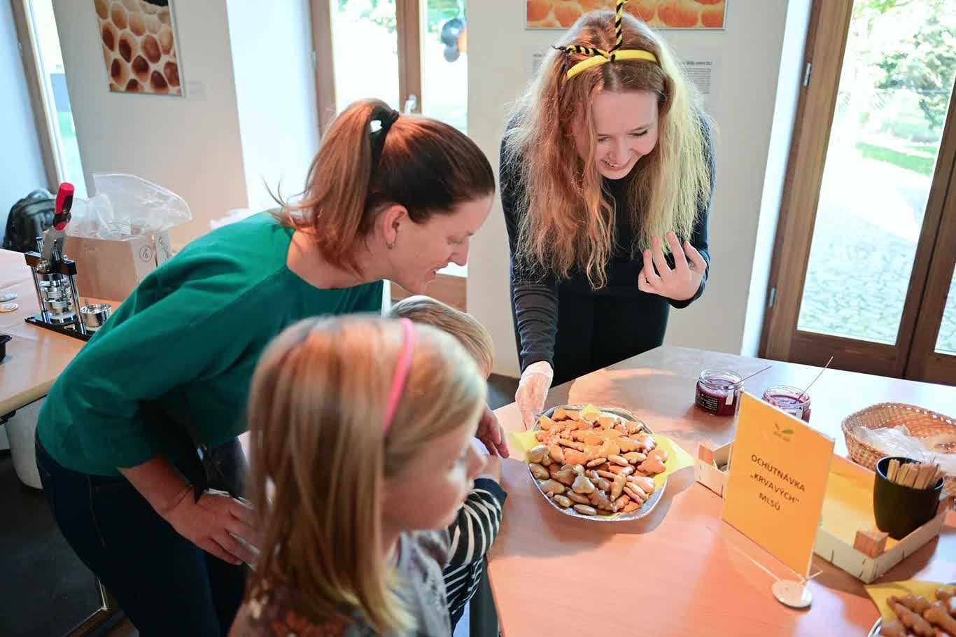 Ochutnávka krvavých mlsů na Medoweenu ve Včelím světě Hulice