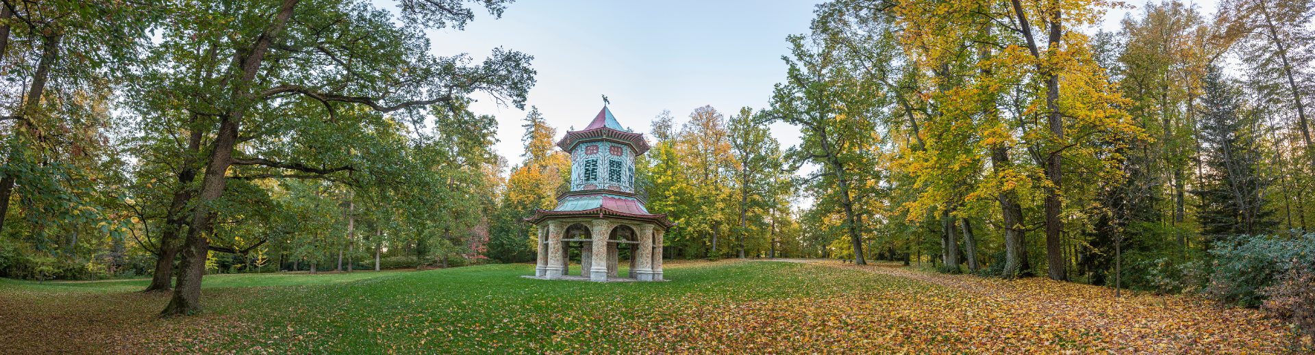 Čínský pavilon v podzimním zámeckém parku ve Vlašimi