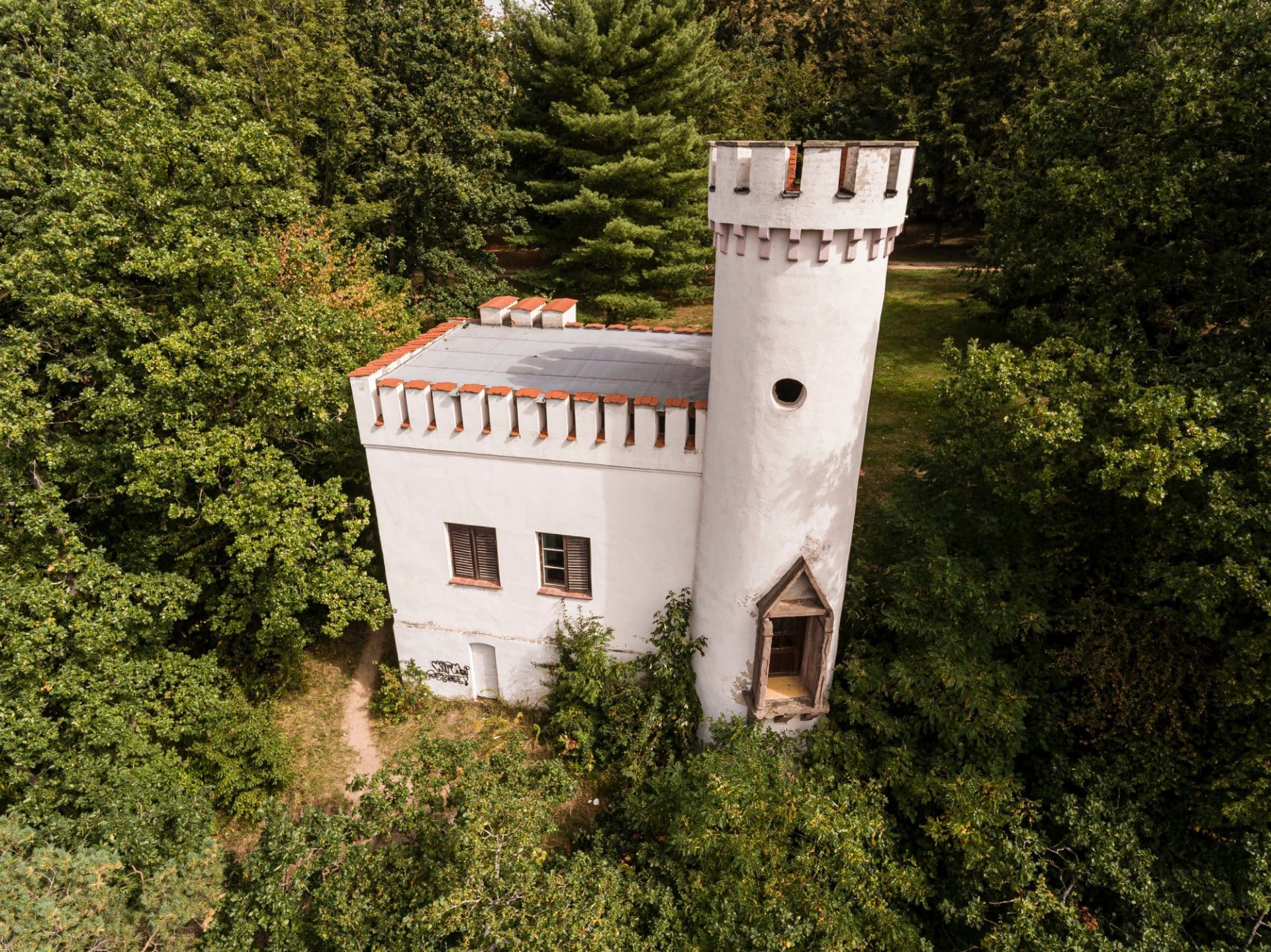 Letecký pohled na Starý hrad v zámeckém parku ve Vlašimi