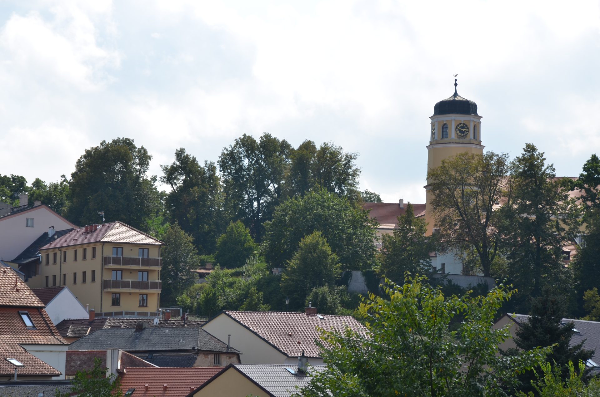 Věž vlašimského zámku nad střechami města