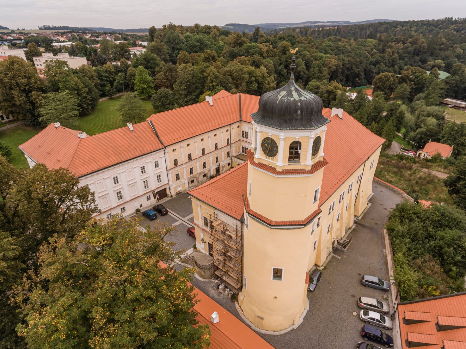 Letecký pohled na zámek Vlašim s věží a vnitřním nádvořím