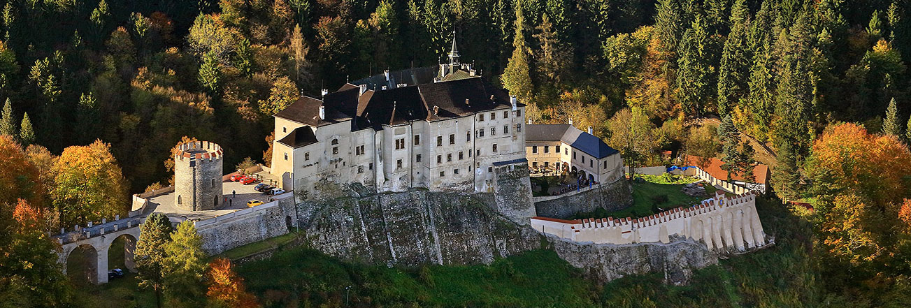 Podzimní letecký pohled na hrad Český Šternberk nad Sázavou