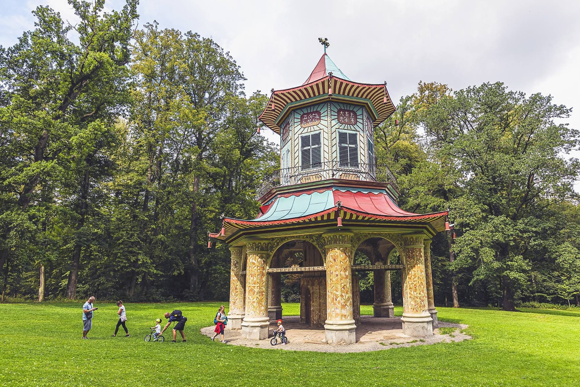 Čínský pavilon v zámeckém parku ve Vlašimi