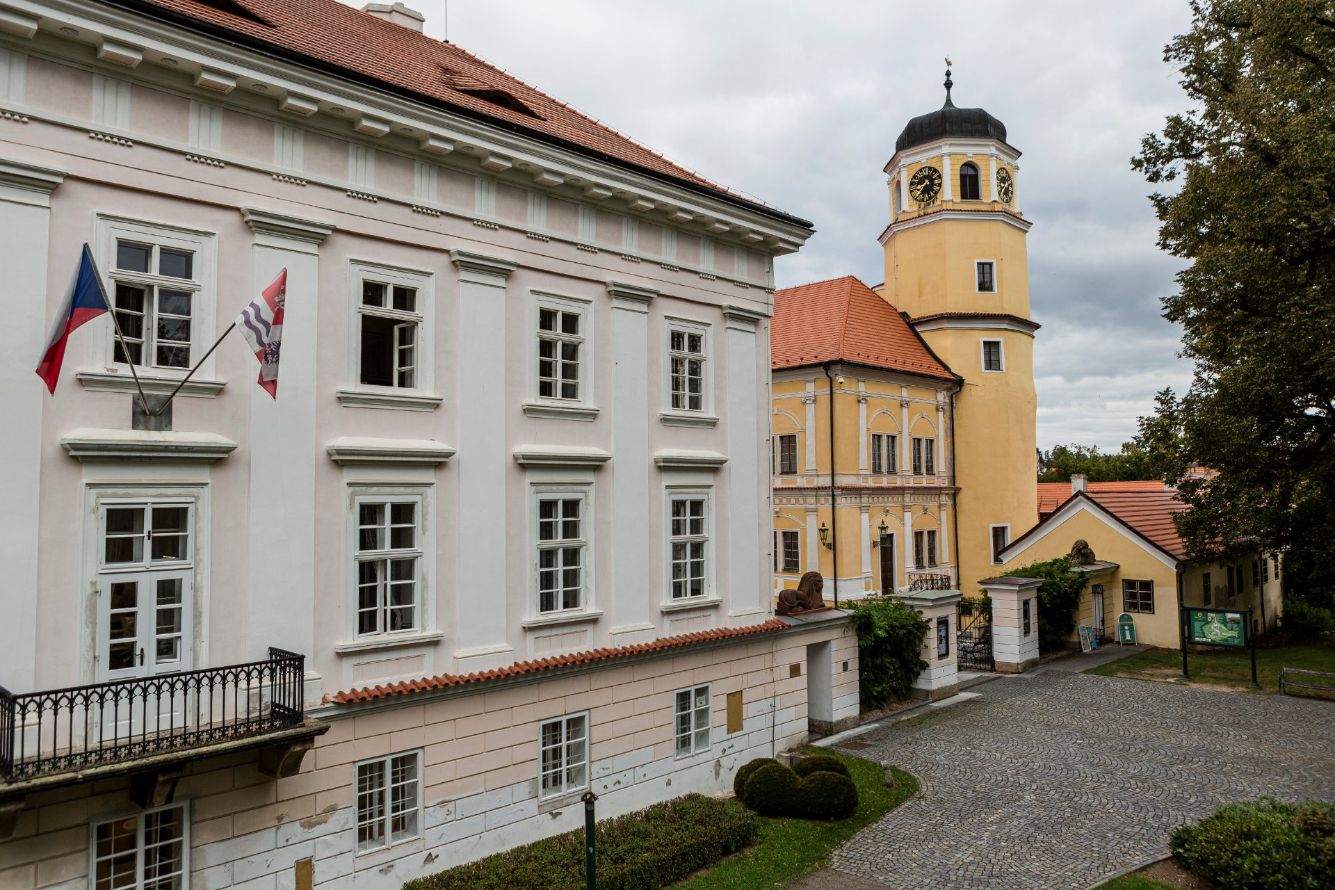 Nádvoří a vstup do vlašimského zámku, místo srpnového setkání