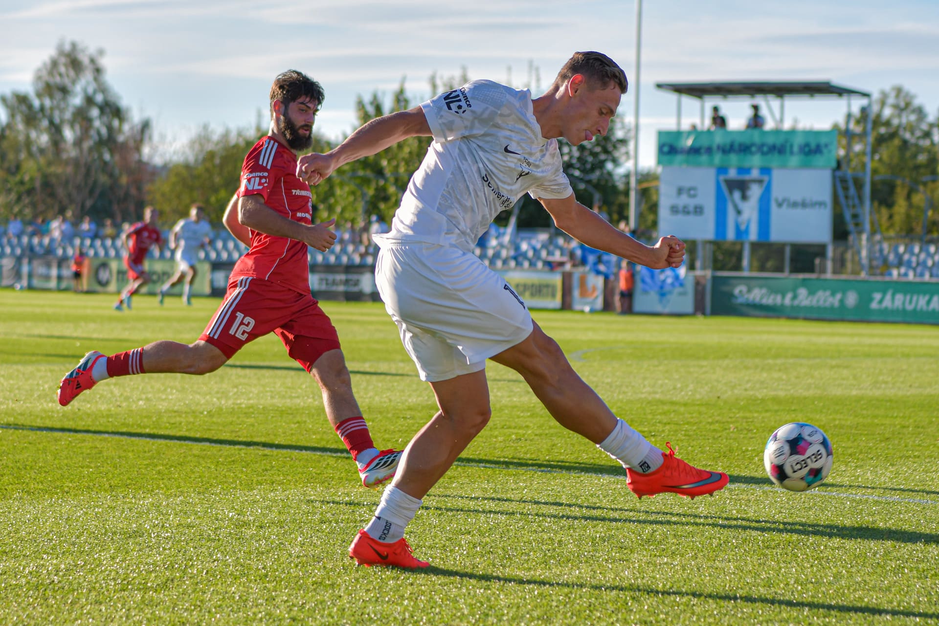 Vlašimský hráč zakončuje v domácím utkání 7. kola s Třincem na stadionu v Kollárově ulici