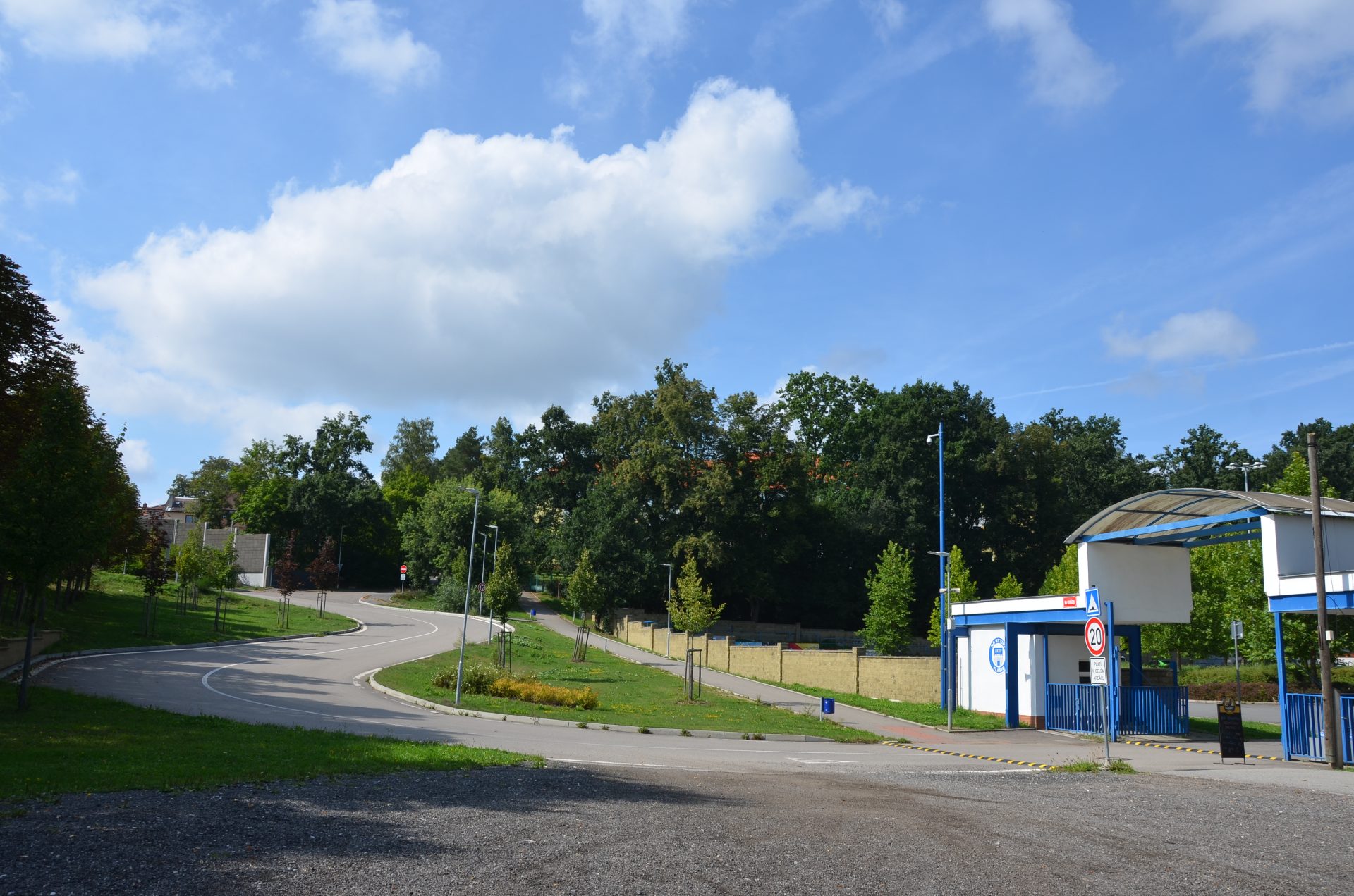 Vstupní brána do areálu letního koupaliště Na Lukách ve Vlašimi
