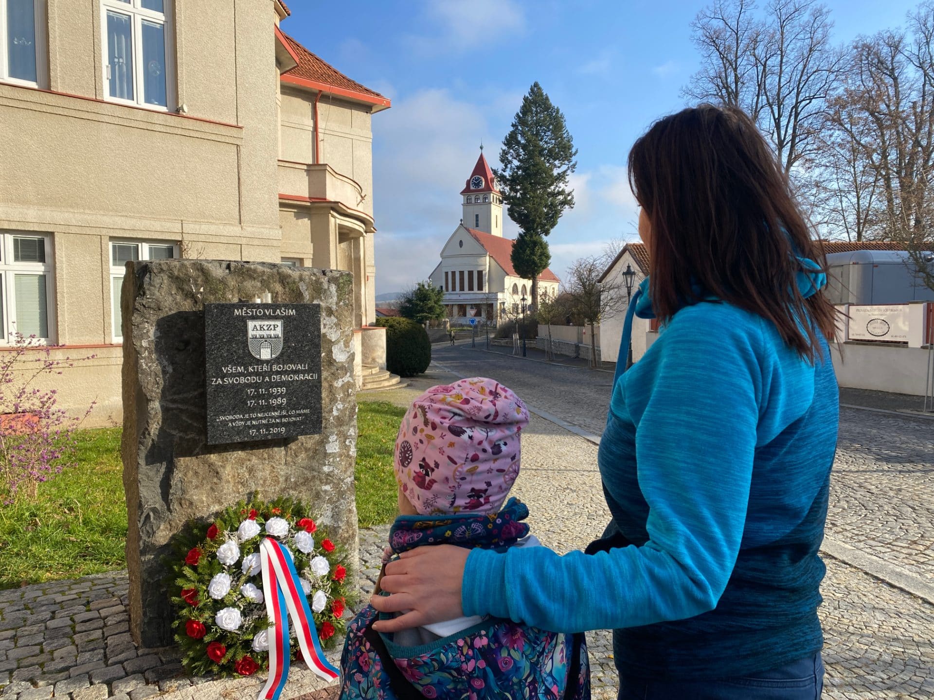 Památník boje za svobodu a demokracii u Husova sboru ve Vlašimi
