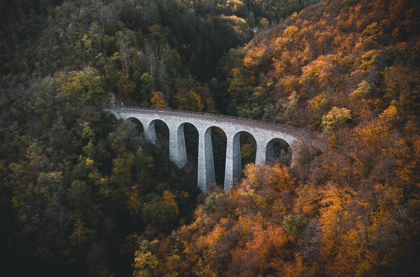Železniční viadukt Žampach na Posázavském pacifiku v podzimním lese
