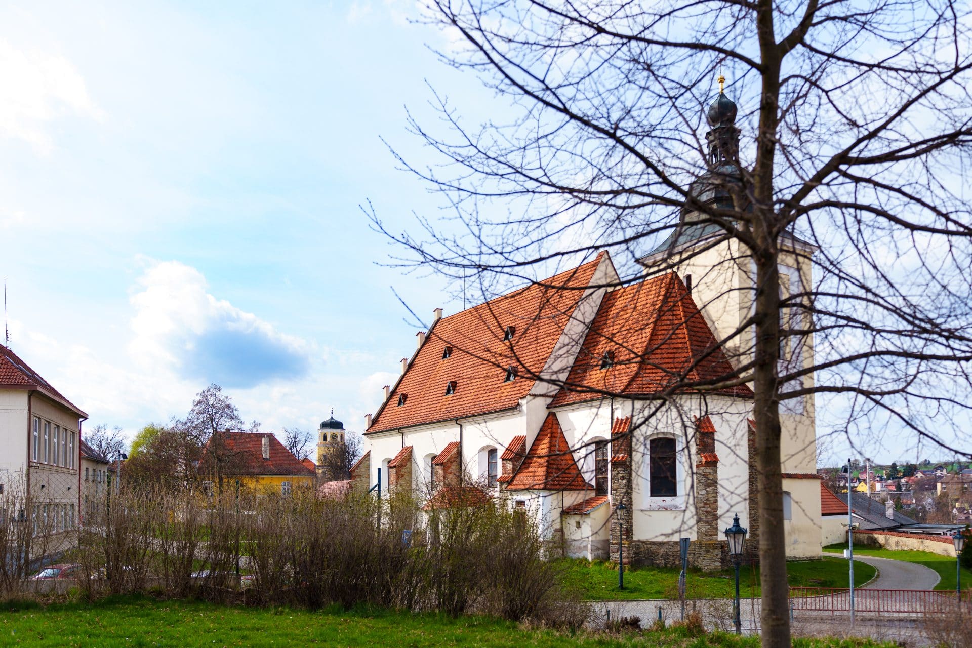Kostel svatého Jiljí ve Vlašimi s věží zblízka