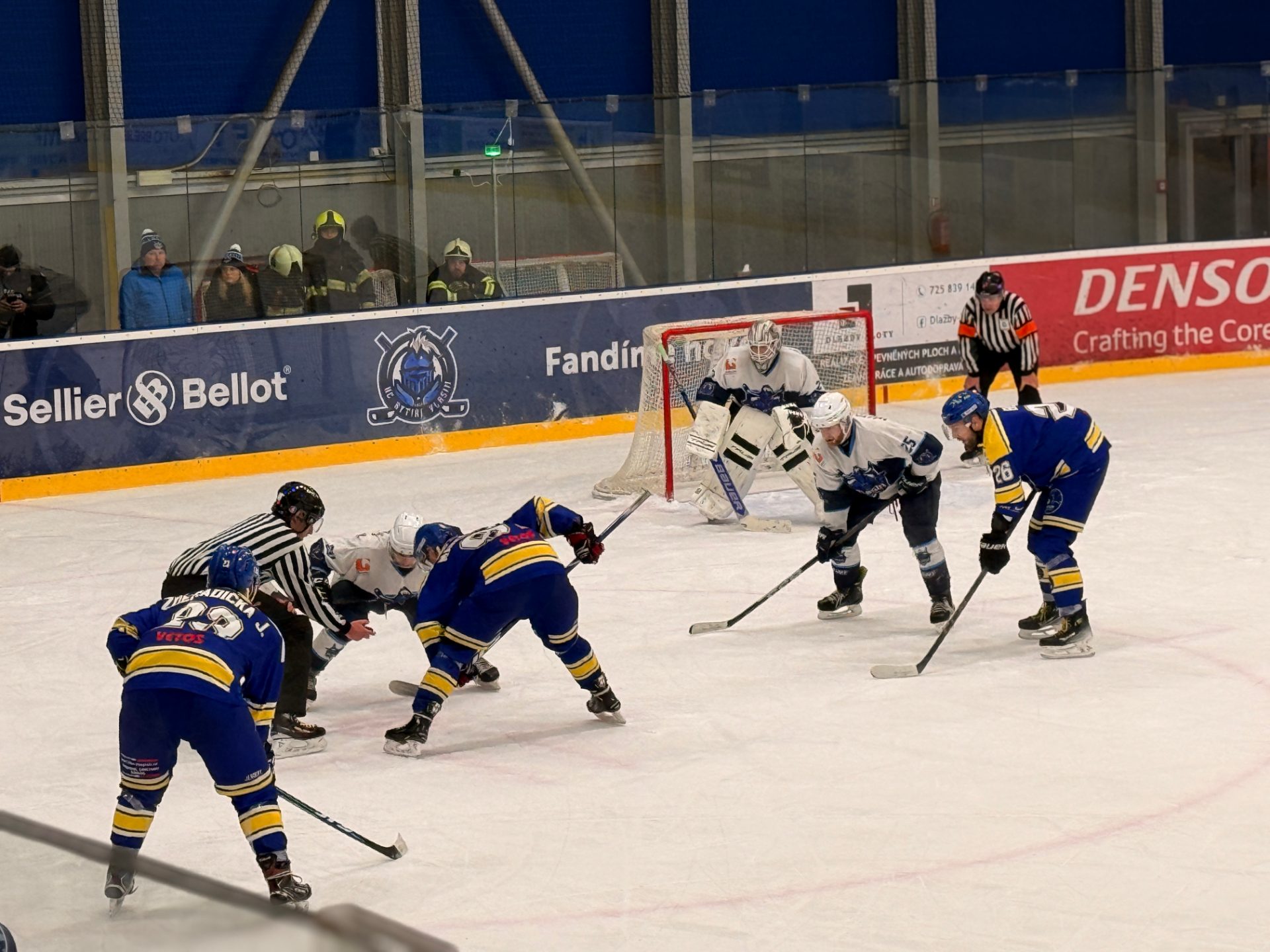 Vhazování při hokejovém utkání HC Rytíři Vlašim na zimním stadionu
