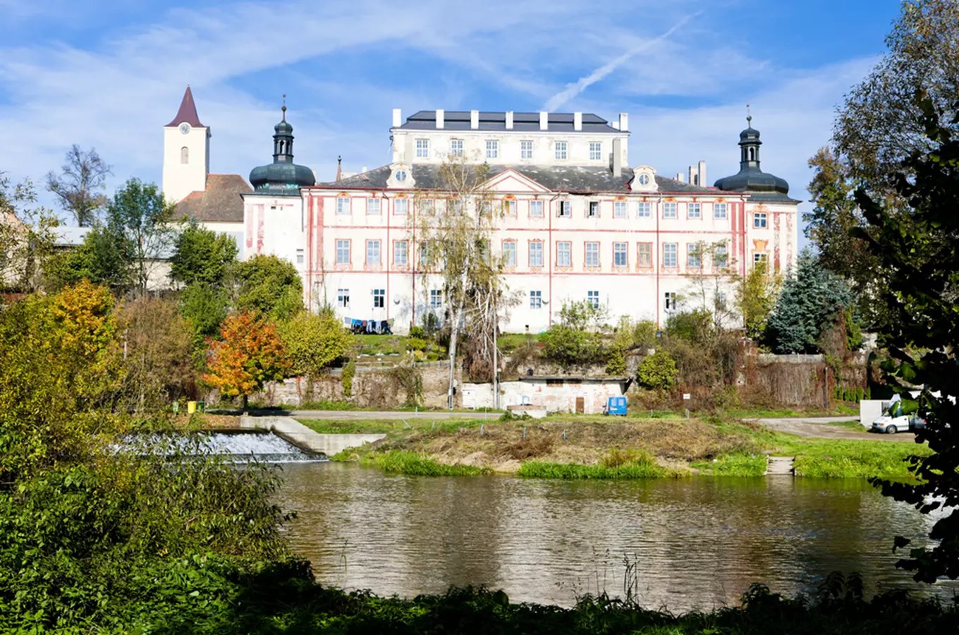 Barokní zámek Kácov nad řekou Sázavou